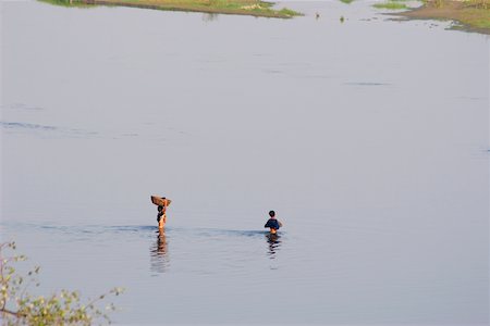 Vue grand angle de deux agriculteurs, traversant une rivière, Agra, Uttar Pradesh, Inde Photographie de stock - Premium Libres de Droits, Code: 625-00805546