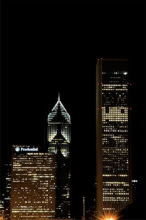 simsearch:625-00804463,k - Buildings lit up at night, Chicago, Illinois, USA Foto de stock - Sin royalties Premium, Código: 625-00805572