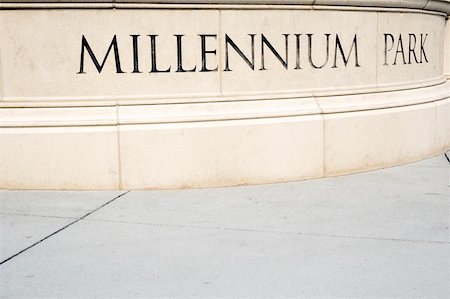 Gros plan d'un signe sur un piédestal, Millennium Park, Chicago, Illinois, USA Photographie de stock - Premium Libres de Droits, Code: 625-00805692