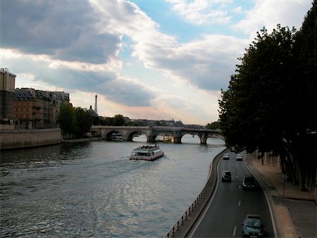 simsearch:625-01095210,k - Vue grand angle sur un ferry dans une rivière, fleuve de la Seine, Paris, France Photographie de stock - Premium Libres de Droits, Code: 625-00805770