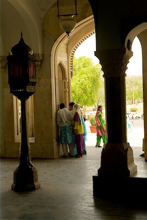 simsearch:625-00805526,k - Groupe de gens debout à l'intérieur d'un musée, le gouvernement Central Museum Jaipur, Rajasthan, Inde Photographie de stock - Premium Libres de Droits, Code: 625-00805867