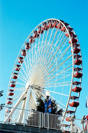 simsearch:625-00805928,k - Vue d'angle faible d'une roue de ferris dans un parc d'attractions Photographie de stock - Premium Libres de Droits, Code: 625-00805928