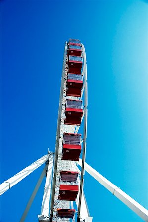 simsearch:625-00806318,k - Low angle view of a ferris wheel Fotografie stock - Premium Royalty-Free, Codice: 625-00806010