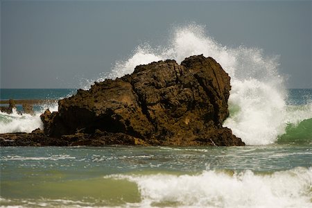 Vagues s'écraser contre une formation rocheuse dans la mer Photographie de stock - Premium Libres de Droits, Code: 625-00806110