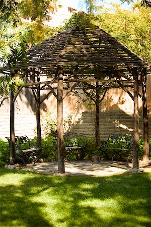 simsearch:625-00804929,k - Wooden gazebo in a garden, California, USA Foto de stock - Sin royalties Premium, Código: 625-00806138