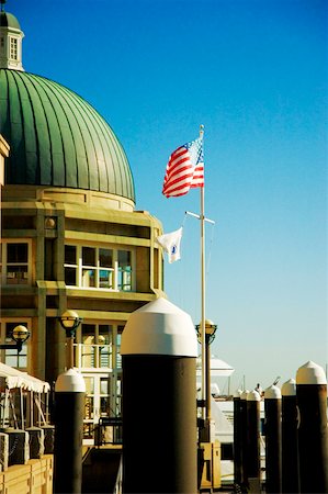 simsearch:625-00805065,k - Drapeau américain devant un immeuble, Rowes Wharf, Boston Harbor, Boston, Massachusetts, USA Photographie de stock - Premium Libres de Droits, Code: 625-00806174