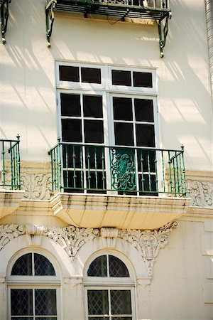 simsearch:625-00805170,k - Low angle view of an ornate balcony on a building, El Mirador Apartments, Los Angeles, California, USA Foto de stock - Sin royalties Premium, Código: 625-00806302