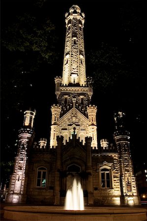 simsearch:625-00800903,k - Low angle view of a tower at night, Water Tower, Chicago, Illinois, USA Foto de stock - Royalty Free Premium, Número: 625-00806317