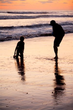 Father and his daughter playing in the water at the beach Stock Photo - Premium Royalty-Free, Code: 625-00806331