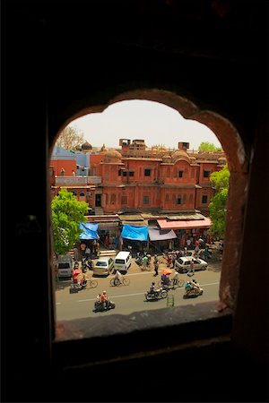 rickshaw - Vue grand angle de la rue vue partir d'une fenêtre arquée, City Palace de Jaipur, Rajasthan, Inde Photographie de stock - Premium Libres de Droits, Code: 625-00806345