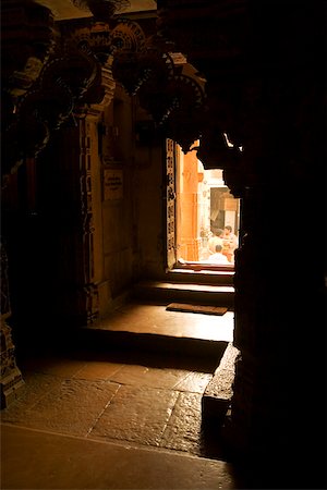 simsearch:625-00804370,k - Intérieur d'un temple vue depuis une fenêtre, Temple jaïn, Jaisalmer, Rajasthan, Inde Photographie de stock - Premium Libres de Droits, Code: 625-00806379