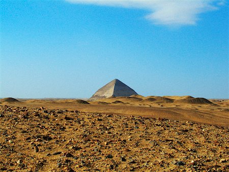simsearch:625-00806471,k - Pyramids in an arid landscape, Bent Pyramid, Dashur, Egypt Foto de stock - Sin royalties Premium, Código: 625-00806541