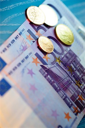 simsearch:614-00397698,k - Gros plan de pièces de centimes d'euros relatifs aux billets en euros Photographie de stock - Premium Libres de Droits, Code: 625-00800960