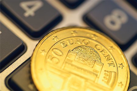 simsearch:625-00839947,k - Gros plan d'une pièce de centimes d'euro sur calculatrice Photographie de stock - Premium Libres de Droits, Code: 625-00801024