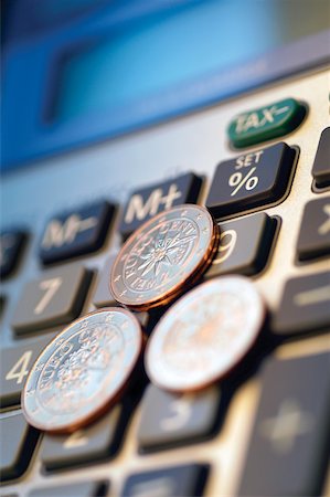 simsearch:625-00839947,k - Gros plan de pièces de centimes d'euro sur une calculatrice Photographie de stock - Premium Libres de Droits, Code: 625-00801053