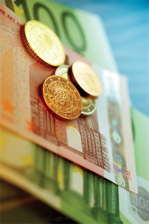 simsearch:700-00047827,k - Nahaufnahme der Eurocent-Münzen auf verschiedene Euro-Banknoten Stockbilder - Premium RF Lizenzfrei, Bildnummer: 625-00801060