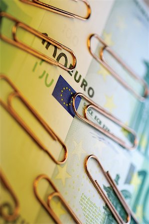 simsearch:625-00801062,k - Nahaufnahme der Büroklammern auf Euro-Banknoten Stockbilder - Premium RF Lizenzfrei, Bildnummer: 625-00801077