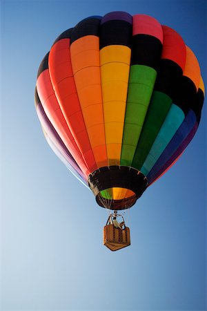 Vue d'angle faible de voler dans le ciel un ballon à air chaud Photographie de stock - Premium Libres de Droits, Code: 625-00801540