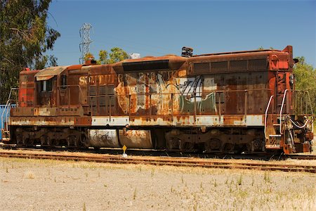 fil de fer - Abandoned train engine on railroad track Foto de stock - Sin royalties Premium, Código: 625-00801728
