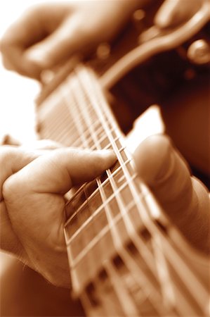 Extreme close-up of man playing guitar Foto de stock - Royalty Free Premium, Número: 625-00801797