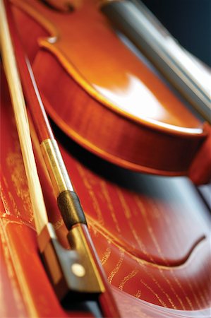 still life violin - Close-up of violin and violin bow Stock Photo - Premium Royalty-Free, Code: 625-00801792