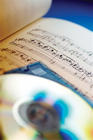 simsearch:625-00898397,k - Close-up of CD and sheet music Fotografie stock - Premium Royalty-Free, Codice: 625-00801838