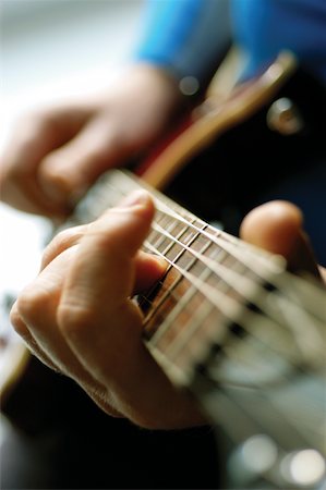 Gros plan de l'homme joue de la guitare acoustique Photographie de stock - Premium Libres de Droits, Code: 625-00801905