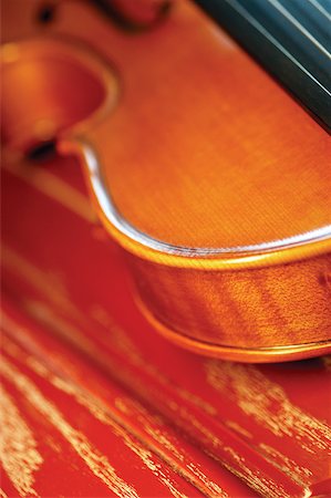 still life violin - Close-up of violin and violin bow on wooden table Stock Photo - Premium Royalty-Free, Code: 625-00801955