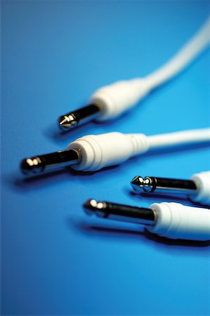 simsearch:625-00802353,k - Close-up of four white audio cables Foto de stock - Royalty Free Premium, Número: 625-00801963
