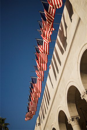 simsearch:625-00801355,k - Flachwinkelansicht aus einer Anordnung von amerikanischen Flaggen außerhalb eines Gebäudes, Rathaus, Los Angeles, Kalifornien, USA Stockbilder - Premium RF Lizenzfrei, Bildnummer: 625-00802118