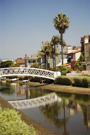 simsearch:841-03871588,k - Pont construit sur un canal, Venise, Los Angeles, Californie, USA Photographie de stock - Premium Libres de Droits, Code: 625-00802154