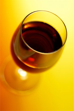 simsearch:625-00802353,k - High angle view of a glass of wine Foto de stock - Royalty Free Premium, Número: 625-00802349