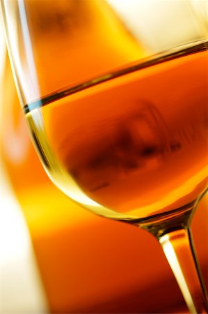 simsearch:695-05771718,k - Nahaufnahme von einem Glas Wein Stockbilder - Premium RF Lizenzfrei, Bildnummer: 625-00802360