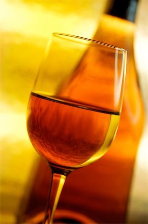 simsearch:625-00802353,k - Close-up of a glass of wine in front of a wine bottle Foto de stock - Royalty Free Premium, Número: 625-00802436