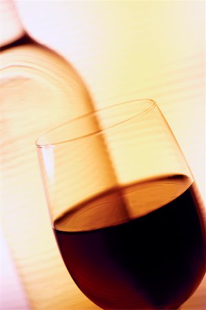 simsearch:625-00802353,k - Close-up of a glass of wine with a wine bottle Foto de stock - Royalty Free Premium, Número: 625-00802437