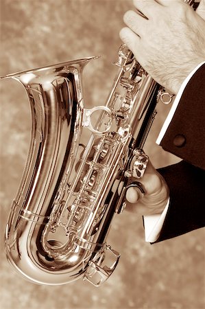 simsearch:625-00802645,k - Close-up of a musician's hand playing the saxophone Fotografie stock - Premium Royalty-Free, Codice: 625-00802645