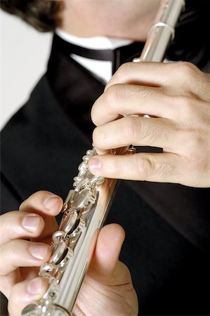 simsearch:625-00802645,k - Close-up of a musician playing the flute Fotografie stock - Premium Royalty-Free, Codice: 625-00802698