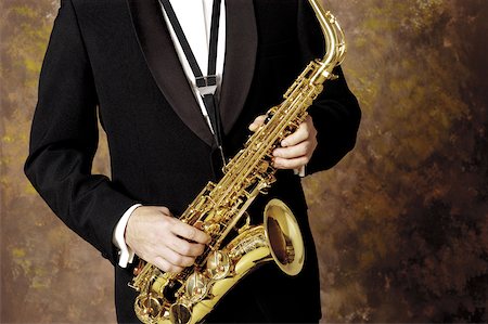 simsearch:625-00802645,k - Mid section view of a musician playing the saxophone Fotografie stock - Premium Royalty-Free, Codice: 625-00802729