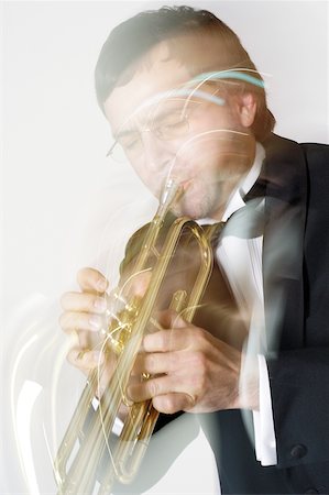 simsearch:625-00802645,k - Close-up of a musician playing the trumpet Fotografie stock - Premium Royalty-Free, Codice: 625-00802734