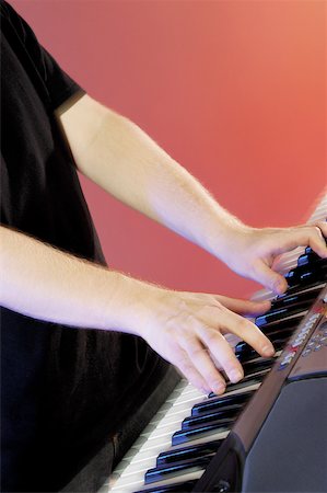 simsearch:625-00802645,k - Close-up of a musician's hands playing the synthesizer Fotografie stock - Premium Royalty-Free, Codice: 625-00802778