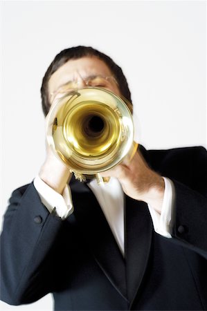 simsearch:625-00802645,k - Close-up of a musician playing the trumpet Fotografie stock - Premium Royalty-Free, Codice: 625-00802812