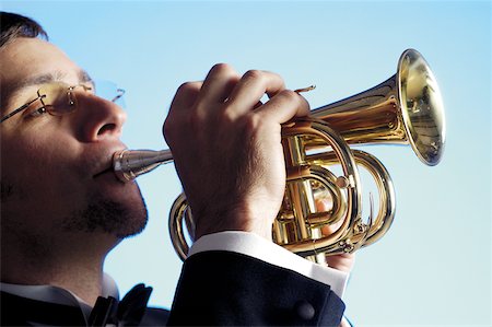 simsearch:625-00802645,k - Close-up of a musician playing the trumpet Fotografie stock - Premium Royalty-Free, Codice: 625-00802932