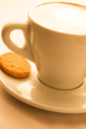 simsearch:625-00803005,k - Gros plan d'une tasse de café accompagnée d'un cookie Photographie de stock - Premium Libres de Droits, Code: 625-00802941