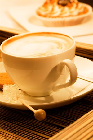 Close-up of a cup of coffee with sugar candy and a cookie Foto de stock - Sin royalties Premium, Código: 625-00803005