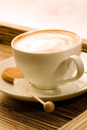 Gros plan d'une tasse de café avec les bonbons de sucre et un cookie Photographie de stock - Premium Libres de Droits, Code: 625-00803006