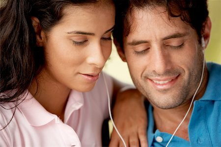 simsearch:625-01746391,k - Close-up of a mid adult man and a young woman listening to music through headphones Foto de stock - Sin royalties Premium, Código: 625-00837659