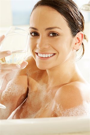 Profil de côté d'une jeune femme tenant un verre de vin dans une baignoire Photographie de stock - Premium Libres de Droits, Code: 625-00837797