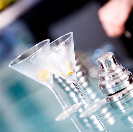 Close-up of two martini glasses and a cocktail shaker on a bar counter Foto de stock - Sin royalties Premium, Código: 625-00837991