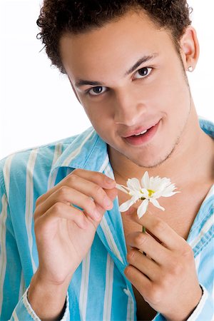 simsearch:625-00850090,k - Portrait d'un jeune homme prendre les pétales d'une fleur Photographie de stock - Premium Libres de Droits, Code: 625-00838074