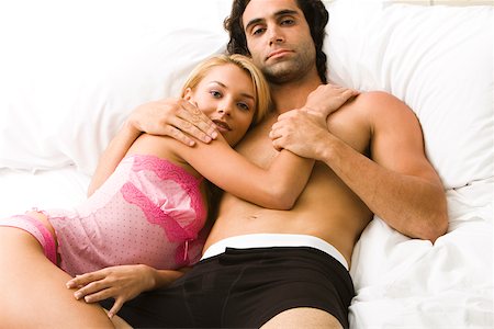 simsearch:625-00842233,k - Portrait of a young couple lying on the bed Foto de stock - Sin royalties Premium, Código: 625-00839099